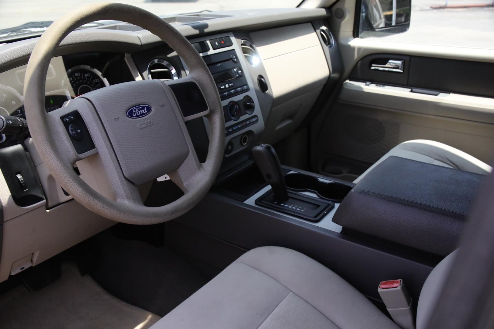 2007 SILVER FORD EXPEDITION XLT 2WD (1FMFU15547L) with an 5.4L V8 SOHC 16V engine, 6-SPEED AUTOMATIC transmission, located at 420 E. Kingsbury St., Seguin, TX, 78155, (830) 401-0495, 29.581060, -97.961647 - Photo#7
